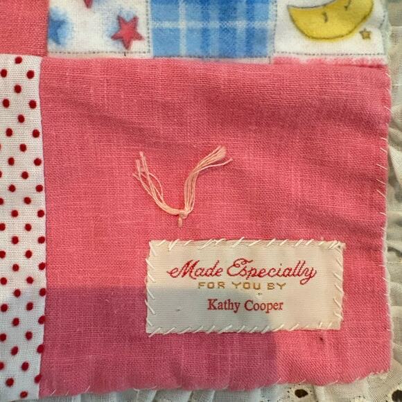 Vtg Homemade Patchwork Cotton Baby Quilt 28x21”‎ Scalloped Edge Eyelet Lace Trim - Picture 2 of 13